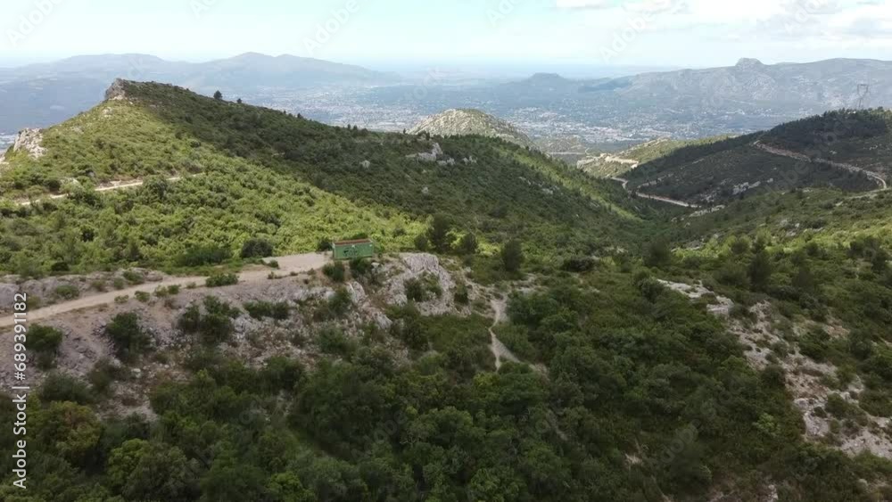 Vue aérienne panoramique du Col de l'Espigoulier avec sa route de montagne, Marseille, Parc naturel régional de la Sainte-Baume, France Vue aérienne panoramique du Col de l'Espigoulier avec sa route de montagne, Marseille, Parc naturel régional de la Sainte-Baume, France