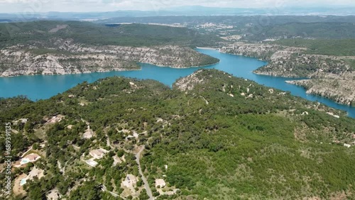 Wallpaper Mural Vue aérienne panoramique du lac de Castillon dans les gorges du Verdon avec pédalo et route.
 Torontodigital.ca