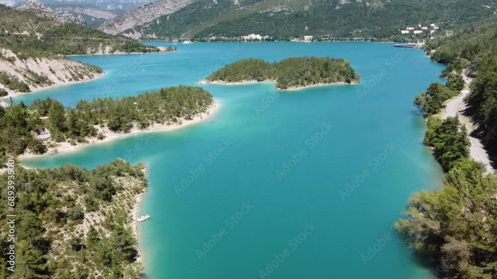 Vue aérienne panoramique du lac de Castillon dans les gorges du verdon ...