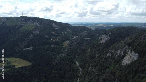 Vue aérienne d’une montagne avec belvédère et falaise en bord de route, col de la faucille, gex, Turet, Jura photo