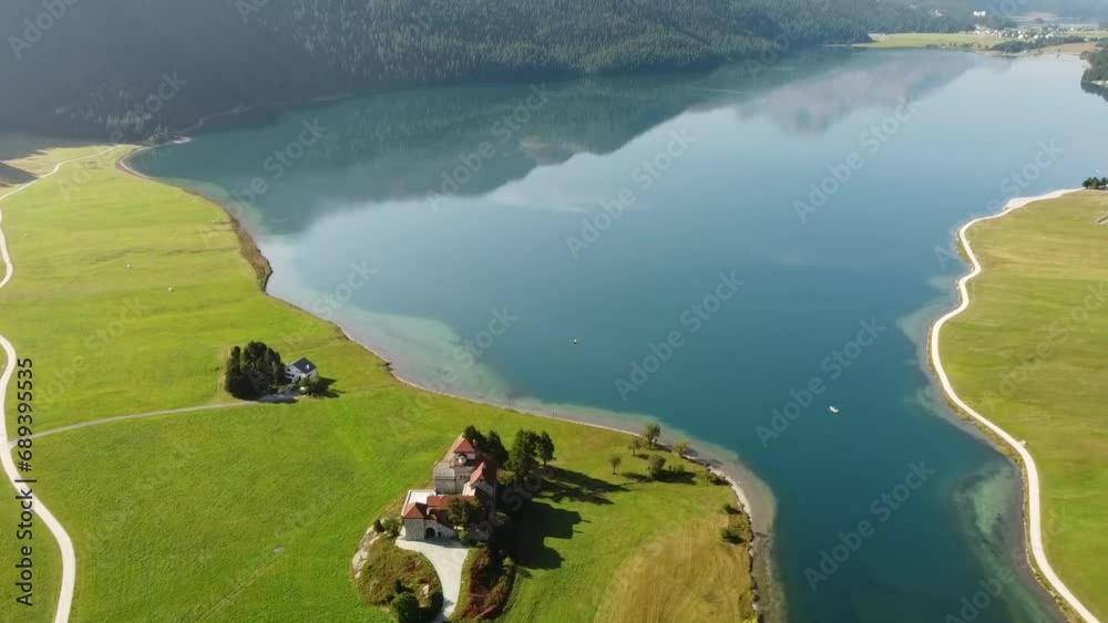 Vue aérienne panoramique d’un château au bord d’un lac dans une vallée de montagne, Saint Moritz, Alpes, Europe