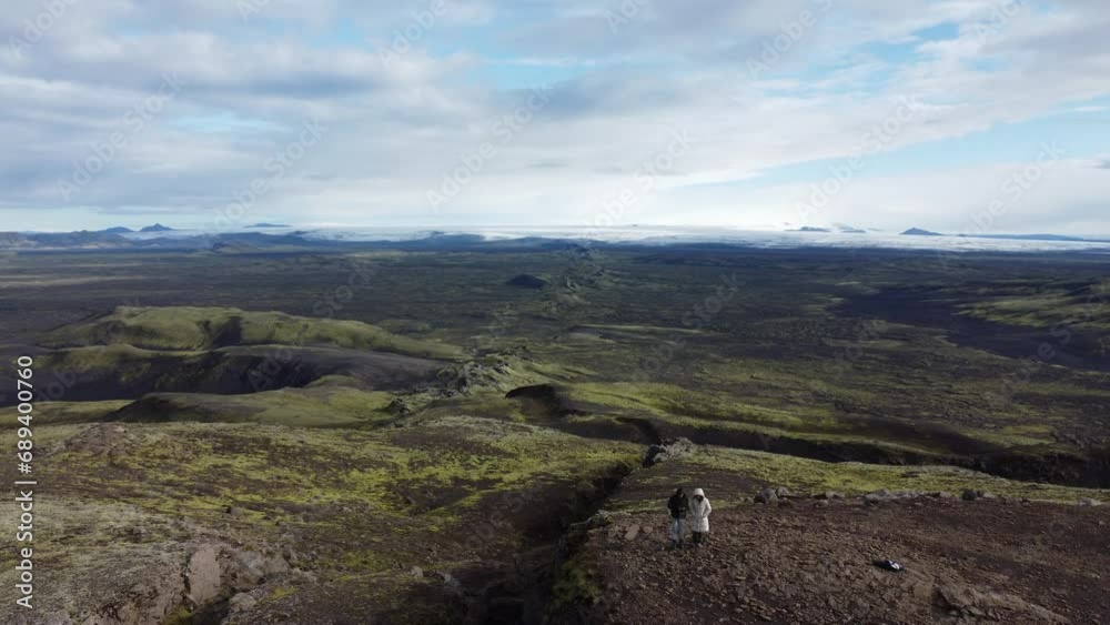 Vue aérienne panoramique de la chaîne de volcan Laki, désert de montagne de mousse, Islande