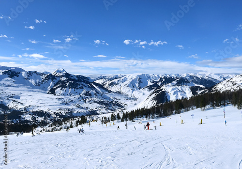 快晴、青空の背景のスキー場の写真 雪山ウィンタースポーツ レジャー スノーボード AI生成画像
