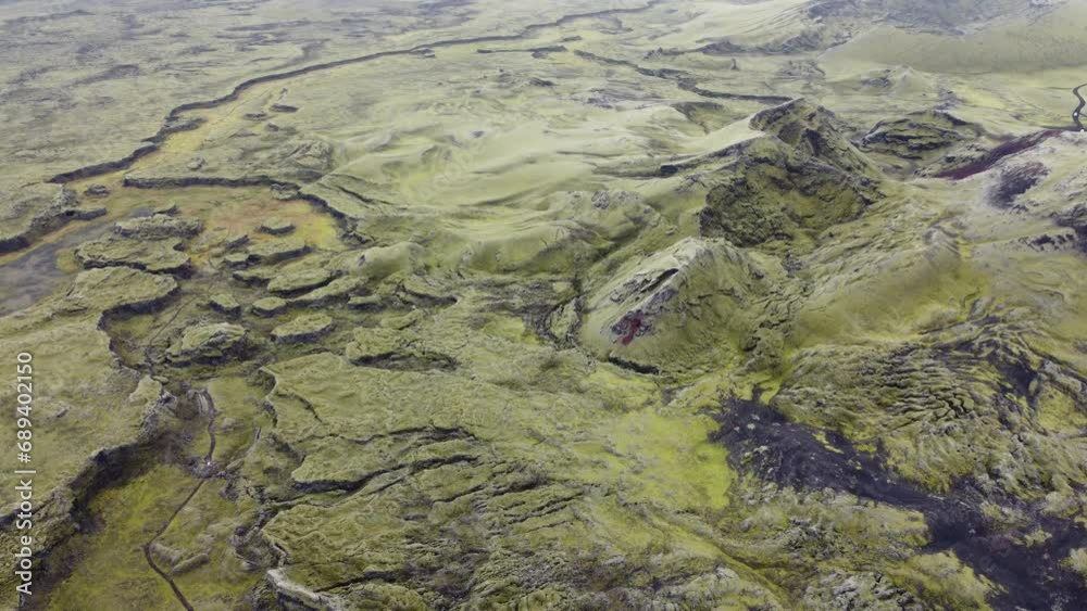 Vue aérienne panoramique de la chaîne de volcan Laki, désert de montagne de mousse, Islande Vue aérienne panoramique de la chaîne de volcan Laki, désert de montagne de mousse, Islande