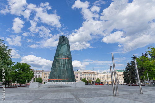 Fotografi tall historical statue covered for protection in square of shevchenko park in kh