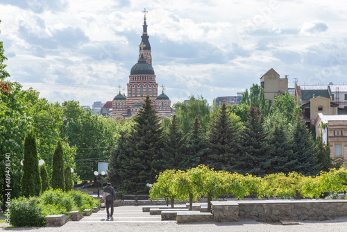Tableau sur toile Basilica of the Annunciation cathedral seen beyond the natural park in kharkiv c