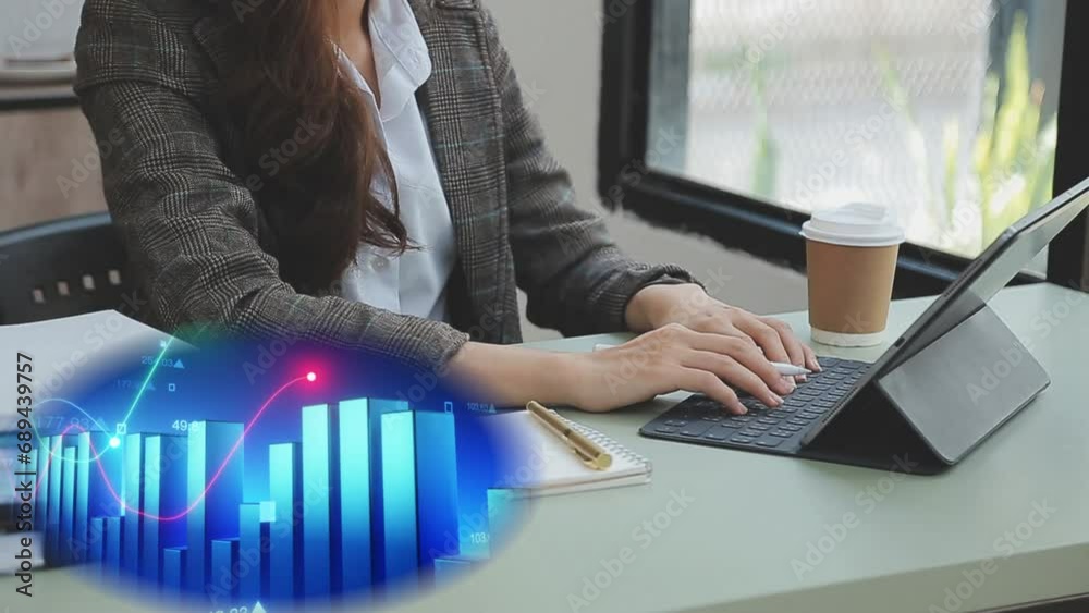 Mujer de negocios trabajando en su laptop analiza cambio en los mercados, cotizaciones, compras y ventas. El gráfico de barras en movimiento va mostrando la evolución de precios.