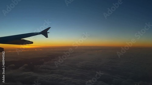 Flight and sunset - When the wing of the plane plays with the setting sun