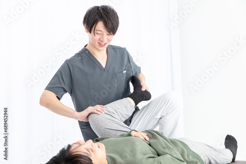 施術をする整体師　chiropractor performing treatment