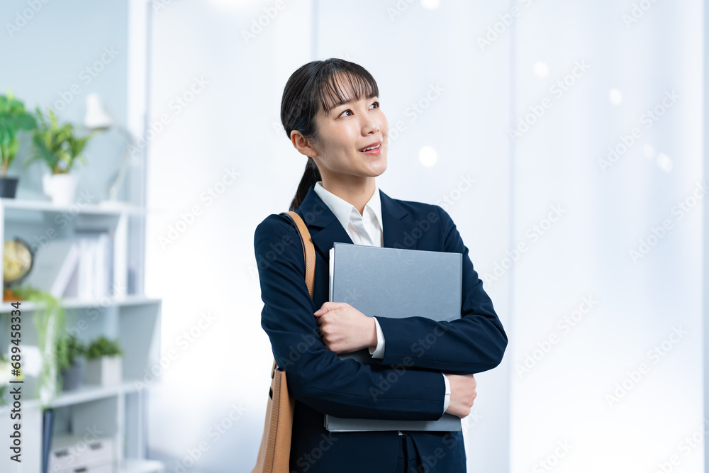 オフィスにいる若い日本人女性