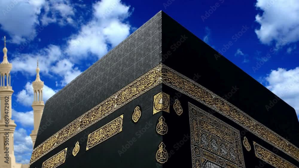 Vidéo Stock Close up of Haram Mosque minaret in a cloudy day. Holy