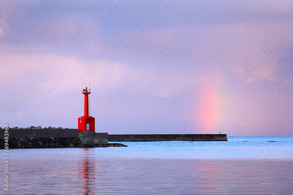 赤い灯台と虹