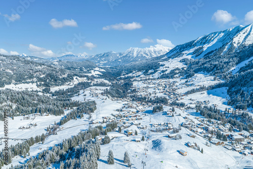 Winterlicher Ausblick auf Riezlern und Hirschegg im Kleinwalsertal 