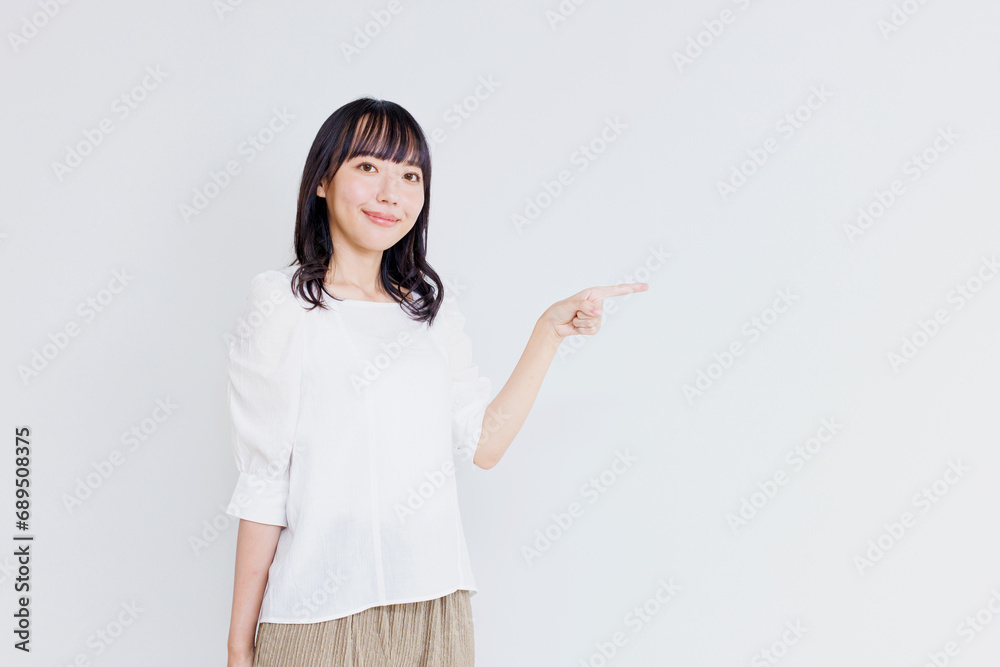 ポインティングする女性 ポインティングする女性