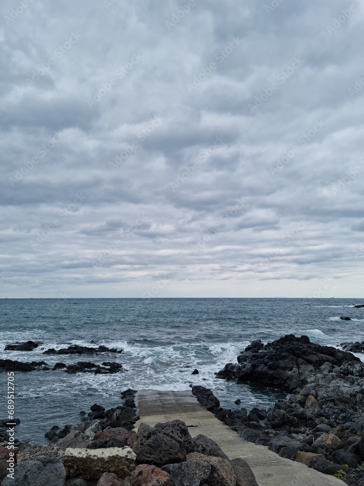 The sea of ​​Jeju Island is full of strong waves.