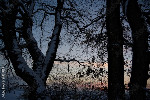 Stimmungsvoller Sonnenuntergang am kalten Winterabend nach dem ersten Schnee