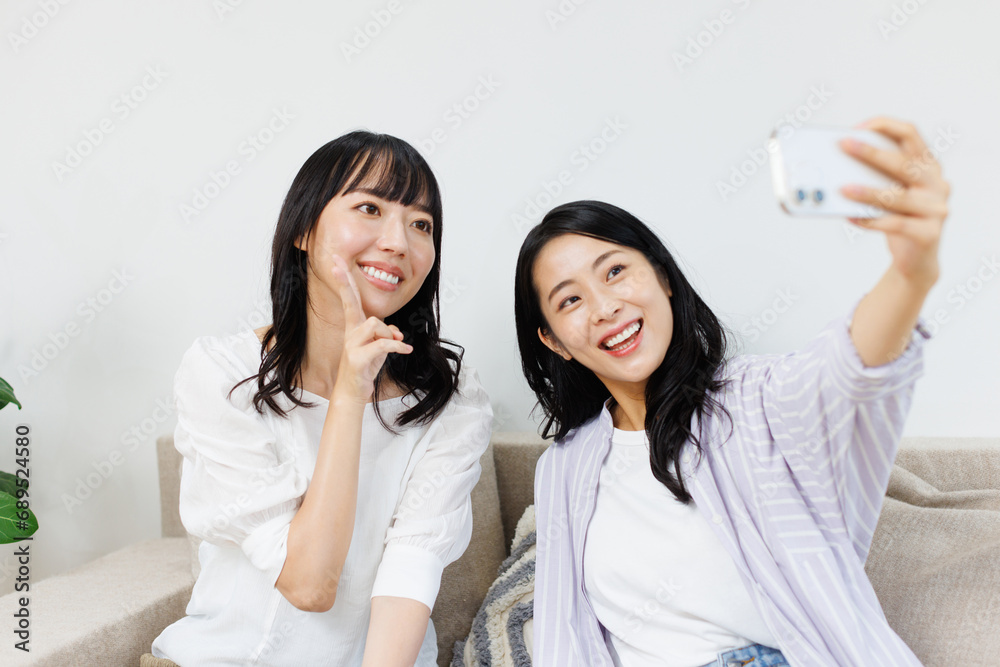 自宅でセルフィーを撮る女性