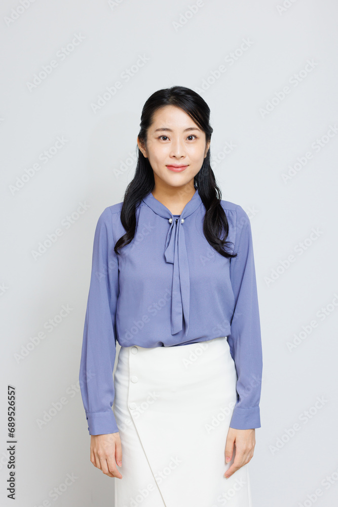ポーズをとる女性 ポーズをとる女性