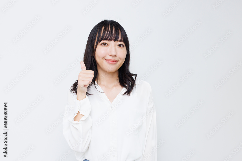 親指を立てた女性 親指を立てた女性
