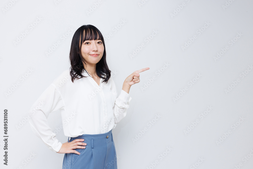 ポインティングする女性 ポインティングする女性
