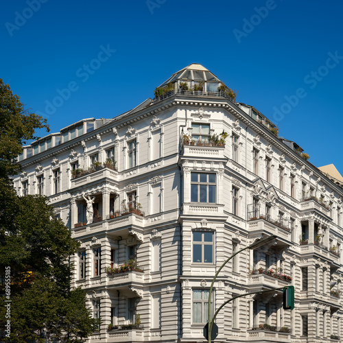 Denkmalgeschützte bürgerliche Prachtarchitektur in Berlin-Charlottenburg, Fassade zur Windscheidstrasse