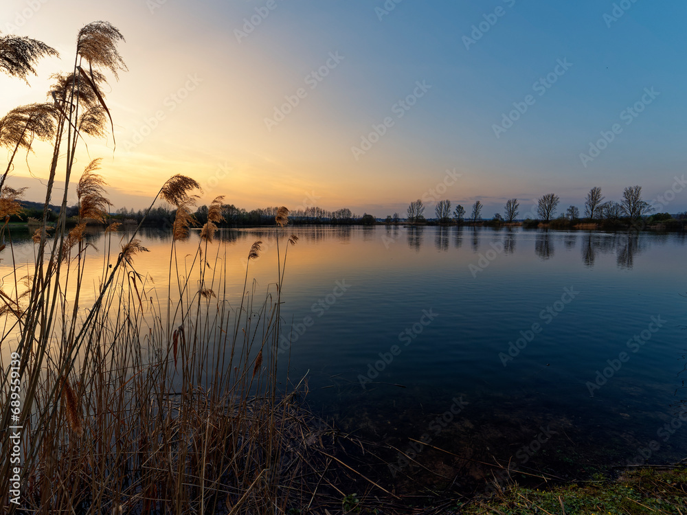 Obraz premium Großer Wörthsee und Sichelsee im Naturschutzgebiet Mainaue bei Augsfeld, Stadt Haßfurt, Landkreis Hassberge, Unterfranken, Franken, Bayern, Deutschland