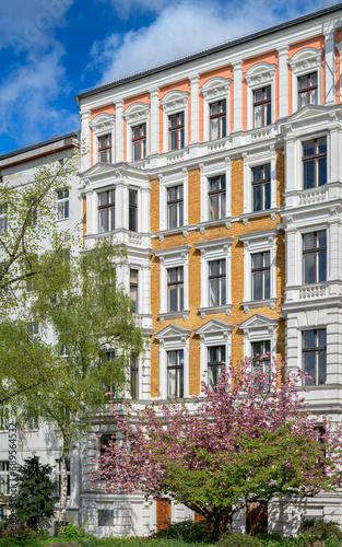 Prachtvoll renoviertes historisches Mietshaus mit blühendem Frühlingsbaum in Berlin-Kreuzberg