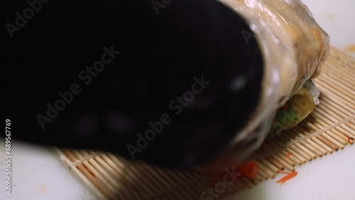 김에 단무지 햄 당근 등 채소를 넣고 둘둘 말아 칼로 썰어 완성한 김밥 photo