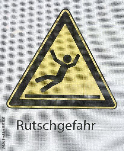 Gelbes Warnschild Rutschgefahr, Deutschland