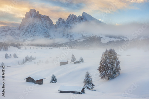 Lever du soleil sur la vallée de l'Alpe Di Siusi photo