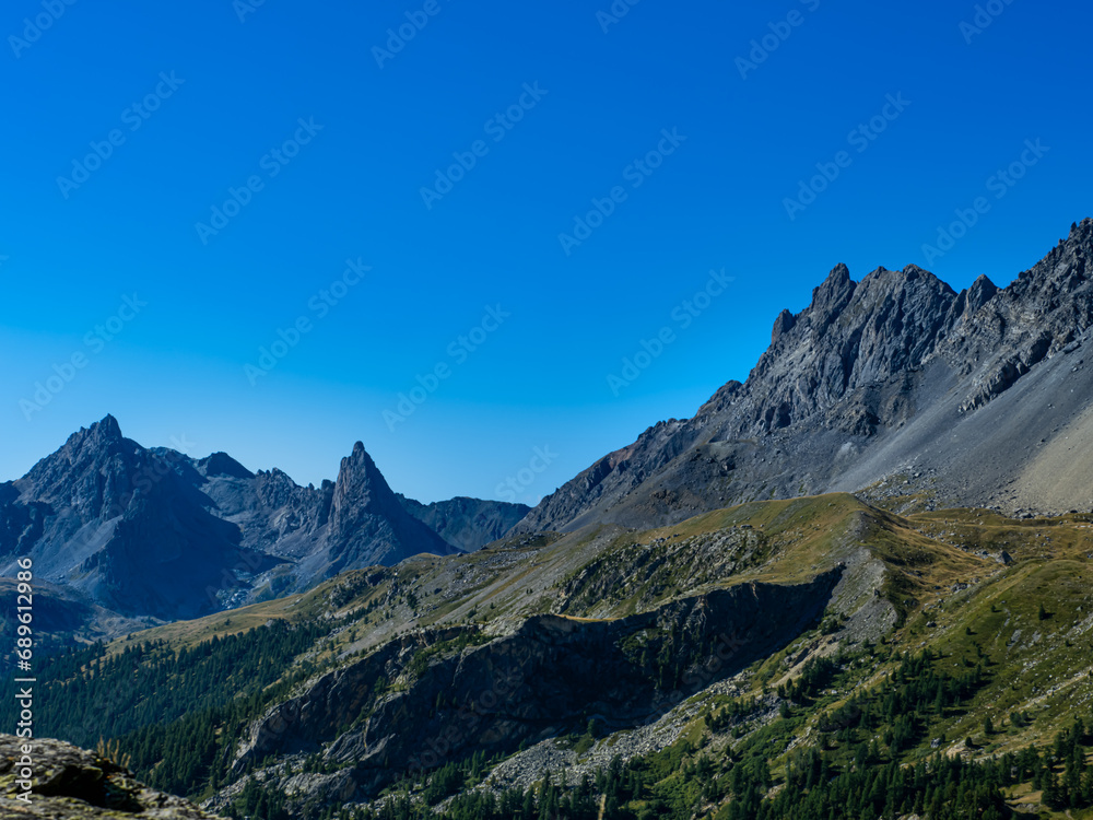 vallée de la clarée, secteur Briançon, avec ciel bleu, alpages, roches pointues