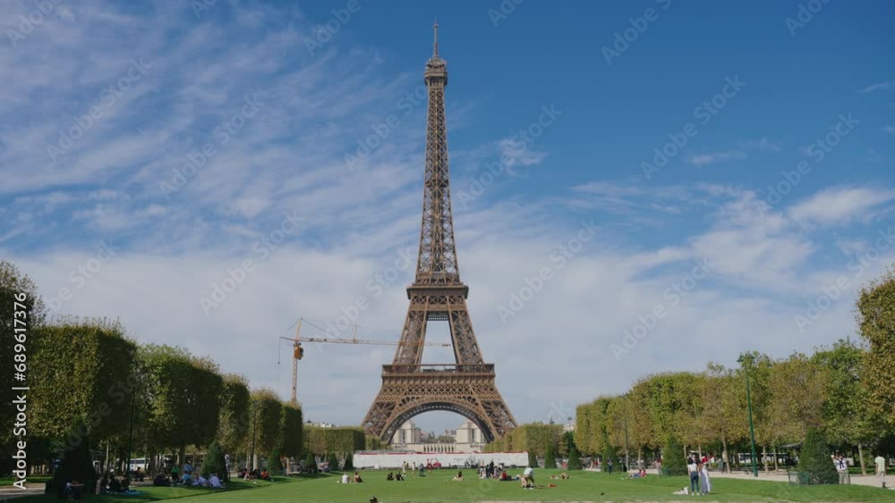 vista general de la torre Eiffel desde el parque
