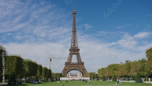 vista general de la torre Eiffel desde el parque