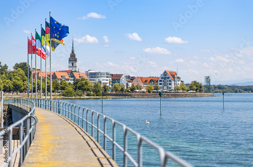 Promenade und Hafen von Friedrichshafen am Bodensee im Sommer