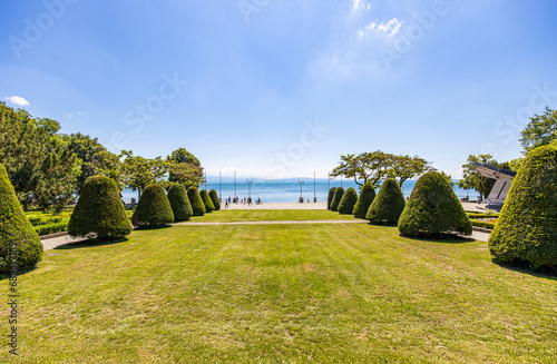 Promenade und Hafen von Friedrichshafen am Bodensee im Sommer