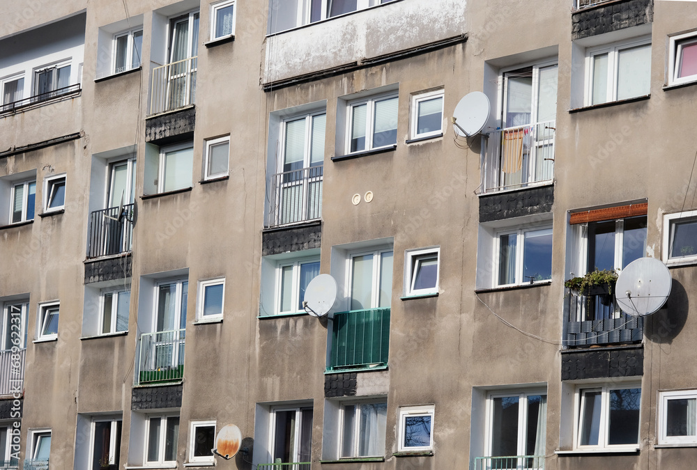 Blick auf alte und schäbige Plattenbau Wohnungen aus der Sowjetzeit mitten im Zentrum der modernen Universitätsstadt Wrocław (Breslau) in Polen