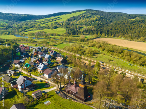 Lot nad Andrzejówką wiosną. Beskidzkie krajobrazy wiosenne.