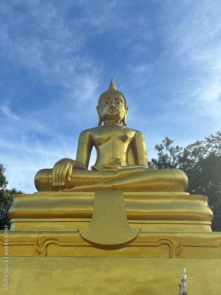 golden buddha statue