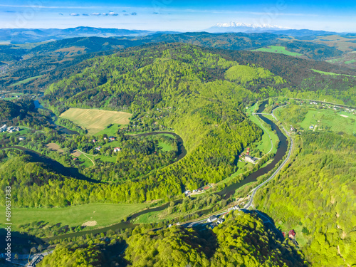 Fototapeta Naklejka Na Ścianę i Meble -  Lot nad Żegiestowem-Zdrojem wiosną. Wiosennie w Beskidach.