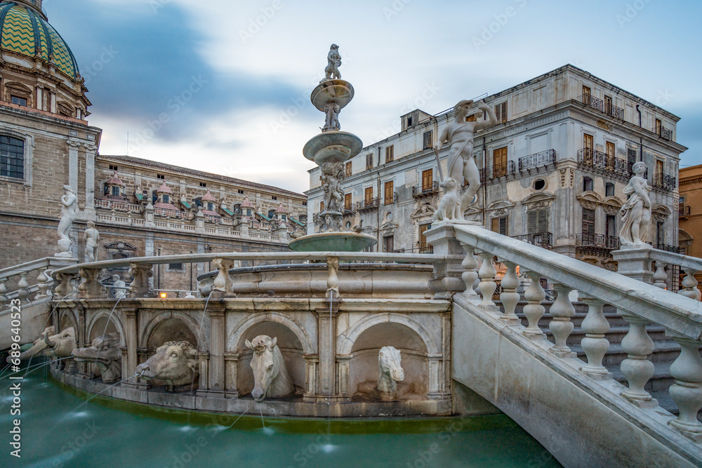 Naklejka premium Pretoria fountain in the historic city center of Palermo, Italy