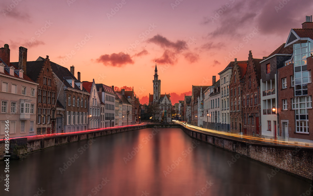 Fototapeta premium Symmetric long exposure in Bruges canals