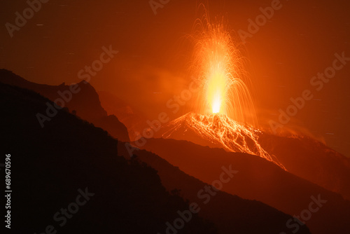 Die ganze Bergwelt des Vulkans Stromboli ist eingehüllt in einen atmosphärischen Dunst, der durch die Eruption zur Geltung kommt.