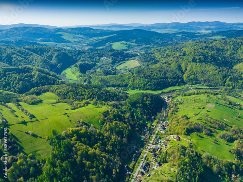 Fototapeta Naklejka Na Ścianę i Meble -  Lot nad Żegiestowem wiosną. Wiosenne Beskidy.