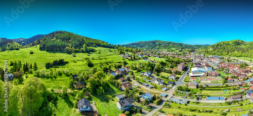 Fototapeta Naklejka Na Ścianę i Meble -  Lot nad Muszyną wiosną. Piękna panorama wiosenna.
