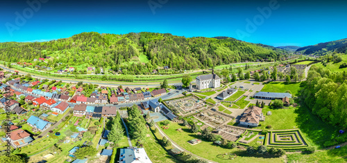 Fototapeta Naklejka Na Ścianę i Meble -  Lot nad Muszyną wiosną. Piękna panorama wiosenna.
