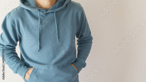 Foto パーカーを着た男性