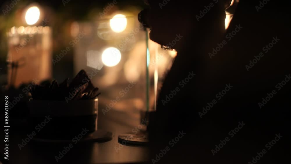 Una serata romantica, un calice, la mano e il calore del fuoco.
Un Cocktail servito in una location piena di luci e di emozione.