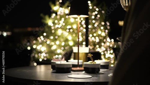 Una serata romantica, un calice, la mano e il calore del fuoco.
Un Cocktail servito in una location piena di luci e di emozione. photo