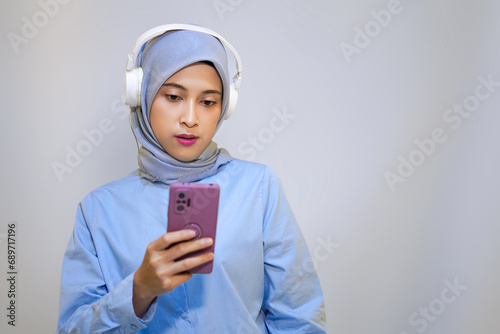 Woman confuse of what music she should listen to photo