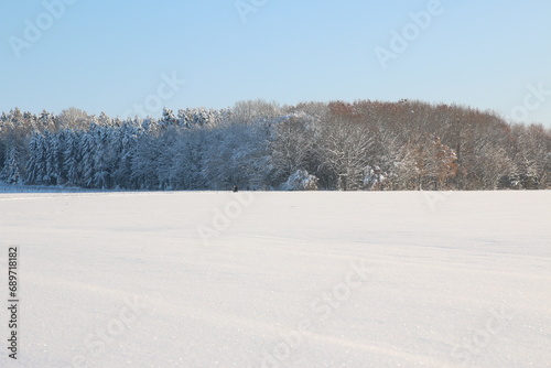 Schnee soweit das Auge reicht, bis hin zum Wald. Bayern im Dezember, ein Winter Wunderland. © Andreas Don Duering